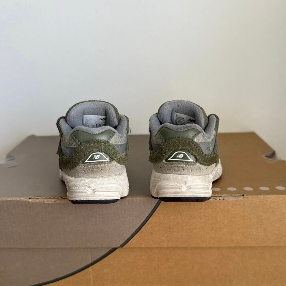 New Balance 2002 R ‘Olive’ Toddler Sneakers- SZ 4 C - Picture 3 of 9
